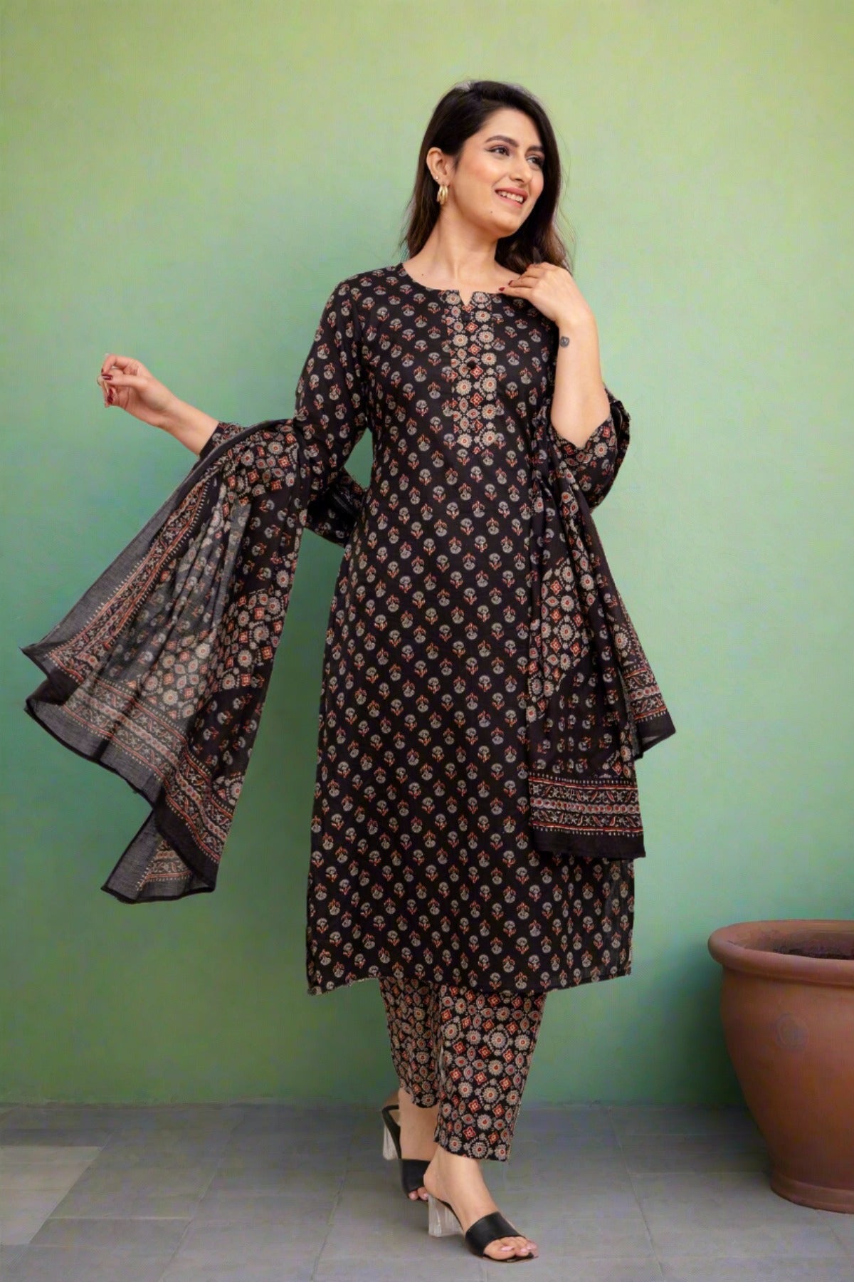 Women Black Floral Printed Kurta with Trousers & Dupatta