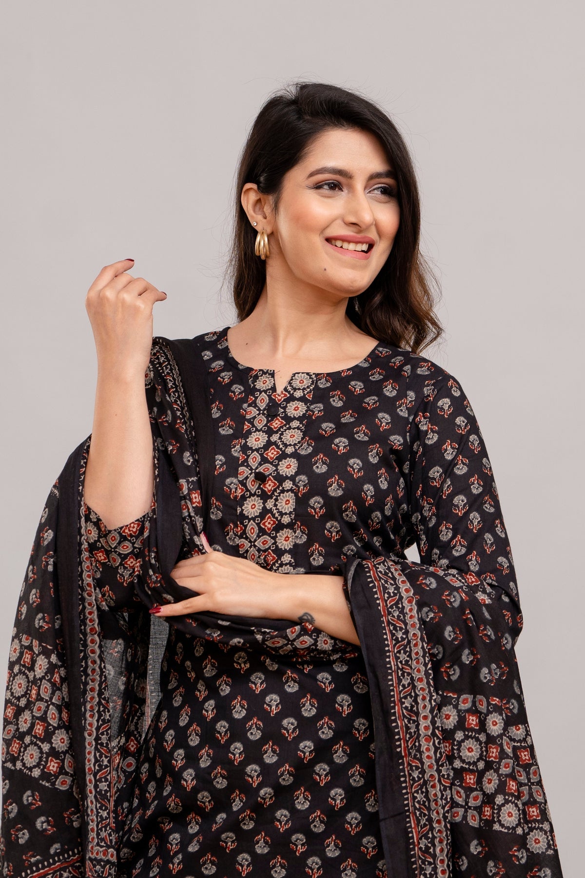 Women Black Floral Printed Kurta with Trousers & Dupatta