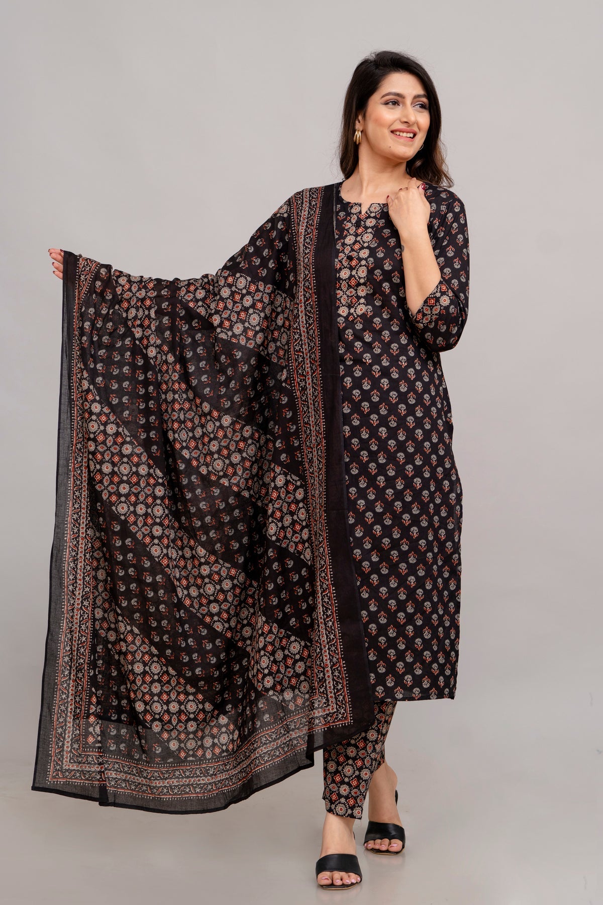 Women Black Floral Printed Kurta with Trousers & Dupatta