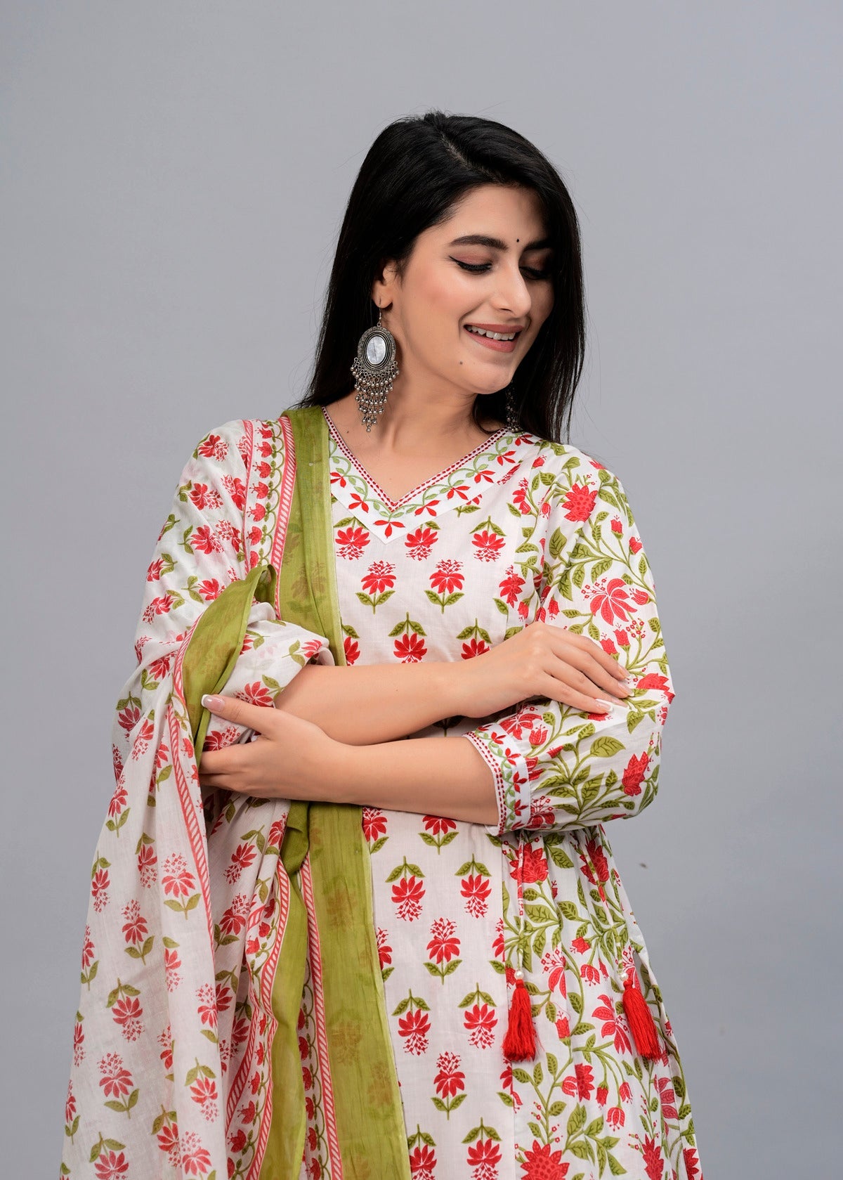 Women White & Red Floral Printed Kurta with Pyjamas & Dupatta