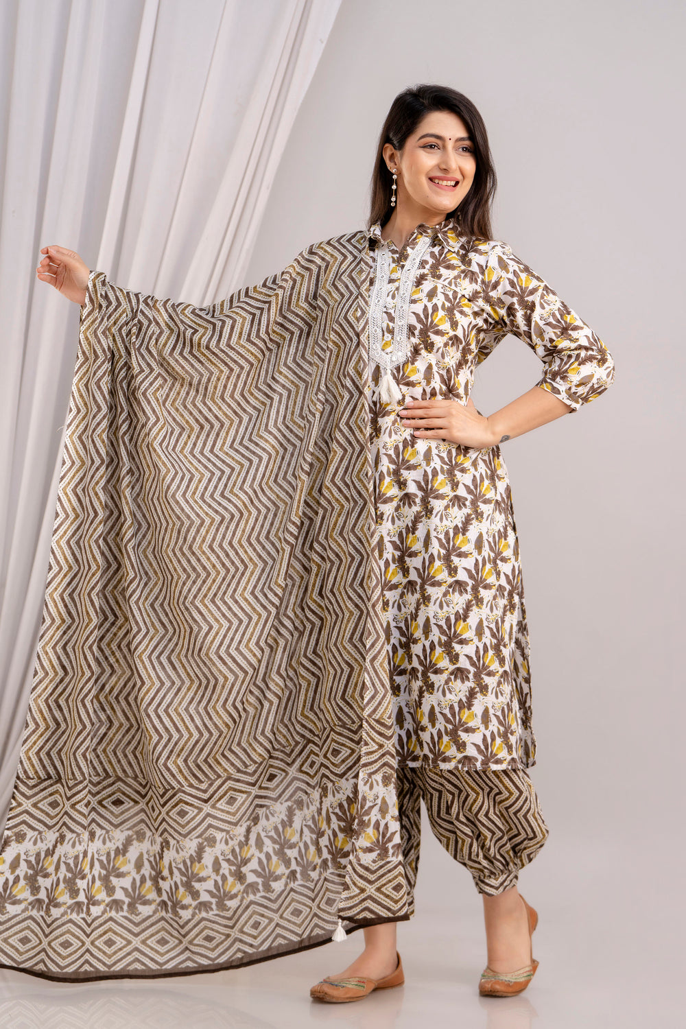 Women Brown & White Floral Printed Kurta with Pyjamas & Dupatta