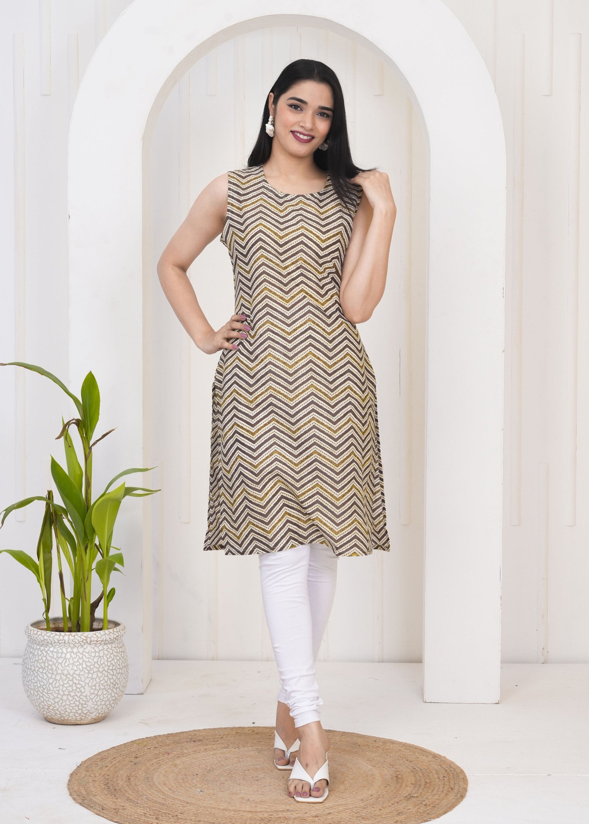 Women Brown Chevron/Zig Zag Pure Cotton Straight Kurti